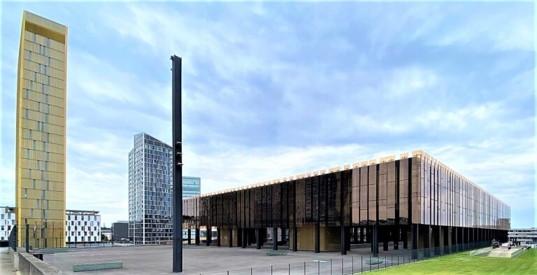 Lucha de Titanes. Los gigantes digitales ante el TJUE. Una Conferencia en la Universidad de Granada